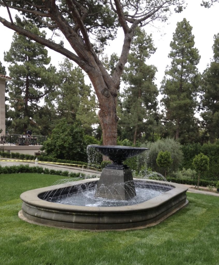 Concrete fountain with spray ring